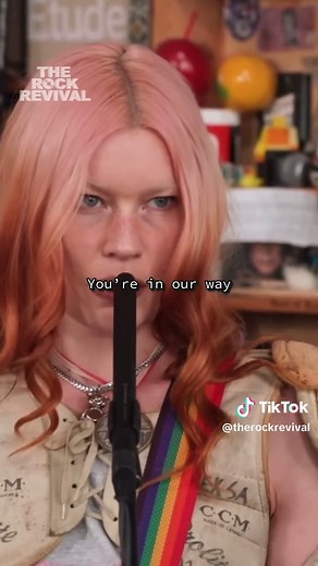 Wet Leg Performs 'Mangetout' at NPR Tiny Desk Concert