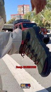 Las botas perfectas para la aventura 🚜🇨🇴🥾 El último modelo de Jeep es tan eficaz en campo y terrenos duros como cualquier vehículo de la marca que lleve la inscripción Rubicon. La firma de calzado deportivo y actividades al aire libre Merrell se ha asociado con Jeep para crear un primer modelo de bota de montaña que reúne la experiencia de las dos marcas en “movilidad” sobre los terrenos más complicados. La bota Merrell Moab 3 Mid x Jeep de edición limitada estará a la venta, a partir del 24