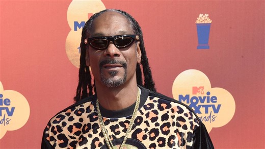 Snoop Dogg Gets Emotional While Watching Old Tupac Footage - | BET Soul Train Awards