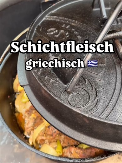 Zum Rezept ⤵️ Ihr benötigt : -2 kg Schweinenacken -griechisches Gewürz (aufpassen bei der Dosierung) -2 Gemüsezwiebeln -300 g Weichkäse -200-250 g Peperoni (mild oder scharf) Für die Pita: -Pitabrot -Krautsalat -Tzatziki -frisches Gemüse Wir schneiden 2-2,5 cm dicke Nackensteaks und würzen diese. Dann geht’s über Nacht in den Kühlschrank zum durchziehen. Am nächsten Tag schneiden wir die Zwiebeln, die Peperoni und den Weichkäse zu. Nun schichten wir abwechselnd bis der Dutch oder unsere Form gef