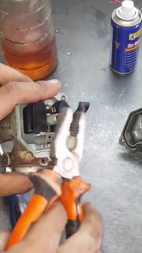 1.9M views · 25K reactions | Limpieza del carburador Únete a mi grupo para mas tips https://chat.whatsapp.com/JxuWjEc8AWu7UYvQpaEAeU #motorcycles #motorcicle #motos #mecanicaonline #mecanicaautomotriz #mecanicageneral #mecanicademotos #cursodemecanica #kitdearrastre #carburador #biker #tutorial #tipsmecanica #dosruedas #lubricantesdemotor #lubricante #limpiezademotor | El Maestro De Las Tuercas | Facebook