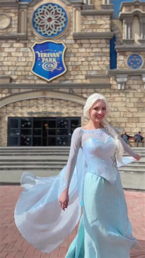 Elsa costume available at yaffiedreams.com ❄️ . . . . #disneyprincess #elsa #elsacosplay #frozen #frozencosplay