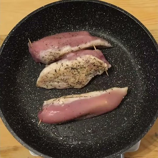 Egyszerű, sajttal töltött csirkemell zöldségágyon - Mindmegette.hu