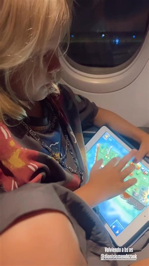 25K views · 39 reactions | DIONISIO GAMER  Flavio Mendoza mostró cómo su hijo juega a los jueguitos de la tablet hasta en el avión ️ | La 100 FM | Facebook
