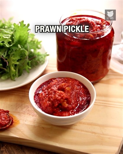 🦐 Tangy, spicy, and bursting with flavour — this Homemade Prawn Pickle is a classic Goan delicacy that pairs perfectly with rice or roti! 😋🔥 Host : Varun Inamdar Ingredients 250 gms prawns (medium) 30 no red chillies 1 tbsp jeera/ cumin 100 grams garlic cloves 3 tbsp oil 100 ml white vinegar salt Copyrights: REPL #GetCurried #PrawnPickle #GoanFood #SeafoodRecipes | Get Curried