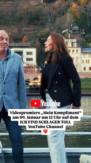 💛 Ihr Lieben, 💛 unser neuer Song „Mein Kompliment“ ist draußen – und wir freuen uns riesig, ihn jetzt mit euch teilen zu dürfen! 🎶✨ Ein Lied über Wertschätzung, Dankbarkeit und die Menschen, die unser Leben jeden Tag ein bisschen schöner machen. 🎧 👉 Jetzt streamen: https://umg.lnk.to/MeinKompliment 🎬 Und noch ein Highlight: Das offizielle Video erscheint am 09.01. um 12:00 Uhr auf dem 👉 „ICH FIND SCHLAGER TOLL“ YouTube-Channel von Universal Music Schaut unbedingt rein, teilt den Song & da