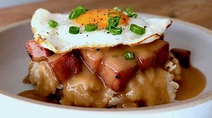 Spam & egg rice bowl | Hawaiian classic loco moco with Spam & quick gravy sauce