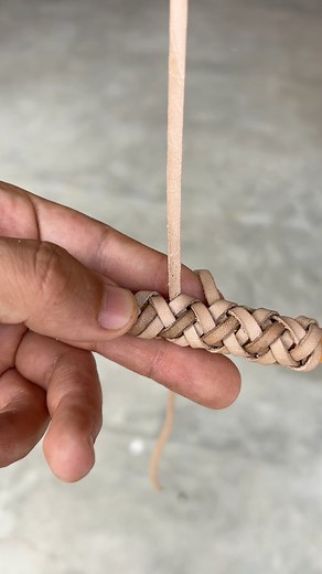 Pasador con 2 tientos (retorno a trenza de 8) #cuero #yrabajoconcuero #rawhide #rawhidework | Diego Olvera.