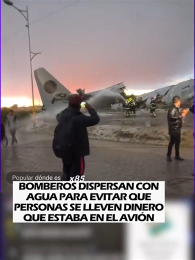 BOMBEROS DISPERSAN CON AGUA PARA EVITAR QUE PERSONAS SE LLEVEN DINERO QUE ESTABA EN EL AVIÓN Bomberos tuvieron que dispersar con agua la concentración de personas que intentaban llevarse el dinero que se encontraba en el avión que cayó en la ciudad de El Alto. Video: Adolfo Calcina #RPOsBolivia #SiempreBolivia