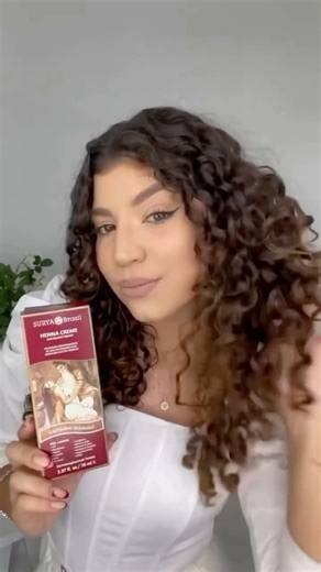 Surya Brasil on Instagram: "Você sabia que é possível utilizar a Henna Creme para tonalização do seu cabelo? 😱😍 A Henna Creme da Surya Brasil é a opção ideal para quem busca tonalizar a cor dos fios e, ao mesmo tempo, dar um tratamento de beleza completo para os cabelos! Com 15 extratos naturais de plantas e ervas da Índia e Amazônia, como a Aloe Vera e o Açaí, nutrem profundamente e garantem mais brilho, maciez e força aos seus cabelos. 🌿💚 Experimente já a Henna 