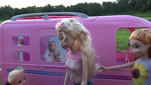 CAMPER ! Elsa & Anna toddlers go Camping with Barbie - Built-In pool play - Picn