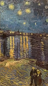 🇬🇧 A night made of light, love, and reflection. In 1888, in Arles, Vincent van Gogh painted Starry Night Over the Rhône. This is not the turbulence of The Starry Night we all know. This is something quieter. More intimate. Almost tender. The stars shimmer softly over the water, reflected like living beings. A couple walks along the riverbank, barely noticeable—yet essential. Here, Van Gogh shows us that night was not darkness to him, but a space filled with color, emotion, and hope. 📸 @museeo