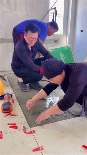 วันนี้เป็นช่างปูกระเบื้องครับ แล้วแต่วันครับ คนสร้างบ้าน อุดรธานี