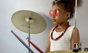 Qui es-tu Nandi Bushell, petite fille de 9 ans qui met une tôle à tous les batteurs de rock ?