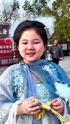 Warm China collects 10,000 high five smiles