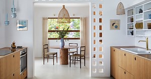 Blanco y madera: 17 casas en las que el clásico binomio es todo un acierto