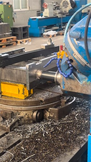 Con este montaje te haces una mini Mandrinadora y puedes aprovechar la ventaja de mesa giratoria, por excelencia la Mandrinadora es y será una de las máquinas más versátiles que hay. Para mí es la máquina por que un fresador debería de aprender pero mucho antes que una fresadora para entender los conceptos más básicos aunque se más tediosa de comenzar una vez la dominas te hace un clic el 🧠 que ya luego cualquier fresadora es pan comido para mi el señor @raymondmenendez0 tiene unos vídeos muy i