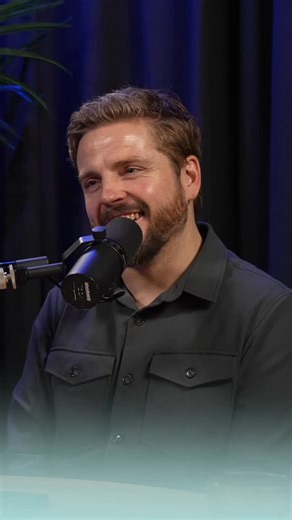 Stephanie Fisker on Instagram: "Reklame for vores egen podcast “Fisker i egen sø”, der kan lyttes gratis alle steder, du hører podcasts. 🙌 Hvad er det lige for en sammenligning Kasper får rodet sig ud i? 🫣😂 Er græsset grønnere på den anden side? Og handler det om selve målet eller rejsen dertil? Bruger vi træning som pleasure eller præstation Om de mange måder, vi søger dopamin, stimuli og regulering på. Vi scroller os til den, spiser os til den, tager kontrol, laver overspringshandlinger. Me