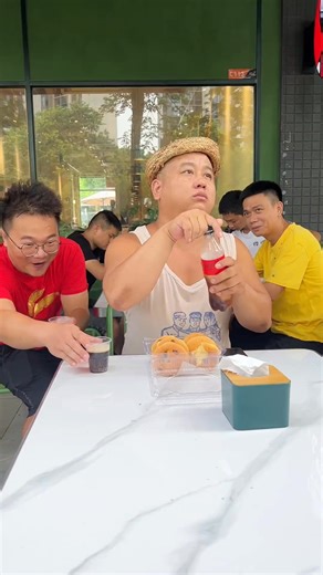 #原创视频 #万万没想到 #搞笑视频 #开心一刻 #看完不笑算我输 这是怎么回事啊？ | 搞笑日记 Funny Diary