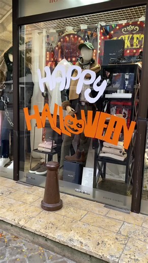 🎃 Ce week-end, sortez vos déguisements ! 👻 Halloween s’annonce effroyablement fun à Chartres ! Les bars Amuse tes copains, Le Garage, Le Smile, Le Bar de Poch’ et Le Welcome vous ont préparé des soirées spéciales Halloween, et le Nopal vous accueille pour un week-end spécial Día de los Muertos 🔥 🕸 Ambiances terrifiantes, musique, cocktails et surprises diaboliques vous attendent ! 🧛‍♀️ Rassemblez vos amis et venez vivre un week-end inoubliable ! 🎉 Préparez-vous à frissonner et à vous éclat