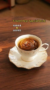 Frozen pears, a way of eating pears by freezing them into ice and then melting them, in which they become soft and very sweet.🍐🥶This was originally a unique delicacy in the cold weather of northern China, but has recently been discovered and developed by people across the country. 🌸Watch the transformation of frozen pears into soft and sweet treats, and learn how to create this crystal-clear and flavorful tea. 🎥: douyin -吃很多星 #FrozenPear #ChineseTeaCulture #FloralInfusion #RefreshingDrink #H