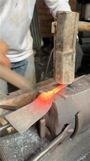 How a Blacksmith Shapes a Curved Spatula #handmade #steelcraft