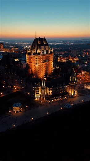 Quebec City’s Château Frontenac 🏰✨ Looks like Europe, but it’s right here in Canada 🇨🇦 Save this for your travel list! 魁北克城的芳堤娜城堡 🏰✨ 像極了歐洲，卻在加拿大 🇨🇦 收藏起來，旅行必去！ #quebec #quebeccity #visitquebec #drone | 林葳
