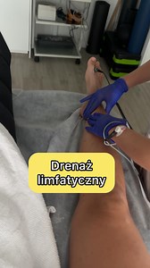 Jak wygląda prawidłowy drenaż limfatyczny przy lipodemii i obrzękach? Drenaż limfatyczny to specjalistyczna, manualna technika, której celem jest pobudzenie układu limfatycznego i ułatwienie odpływu chłonki z tkanek. W przypadku lipodemii to jeden z kluczowych elementów terapii. Jak powinien wyglądać prawidłowy zabieg krok po kroku: 1️⃣ Rozpoczęcie od „otwarcia” centralnych węzłów chłonnych – Terapeuta zaczyna od okolicy szyi, pach i pachwin, brzucha, delikatnymi ruchami przygotowując miejsce na