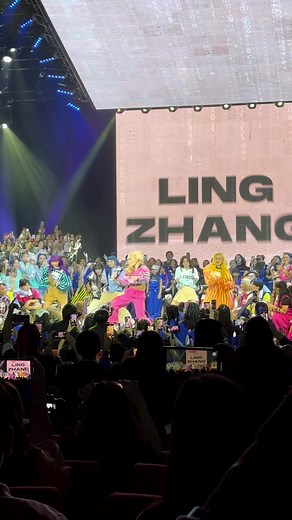 @lingzhangx with our GEN G! 🤟🏻💖 #3D Dance Concert #2