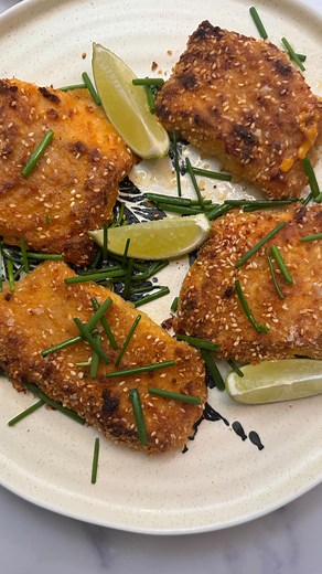 BAKED FISH SCHNITZEL! 🐟 After the success of my baked schnitzel, I decided to make a fish version of it! So crispy, delicious, and easy to make. It will be your new family favorite! Follow @ruhamasfood for more🤍 RECIPE BELOW 👇 . שניצל דג אפוי! מתכון בתגובות🐟 . Recipe: Ingredients- 2 pounds of wild cod fish, cut to fillets (around 15 pieces). 2 eggs 1 teaspoon of sea salt 1/2 teaspoon of black pepper 1 teaspoon of paprika 1 teaspoon of garlic powder 1 teaspoon of coriander 1 teaspoon of Dijon