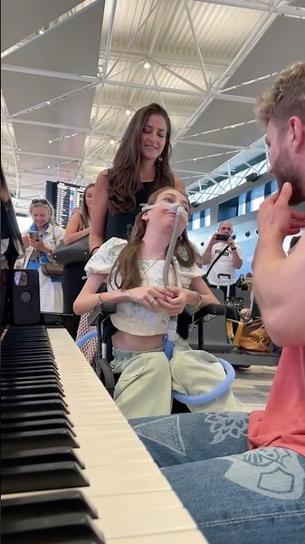 I met a handicapped CELLIST at the airport 🥹♥️
