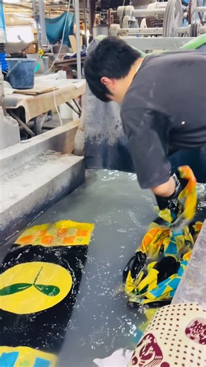 大高 旭 on Instagram: "「浜松注染手ぬぐい」 @nukumorikoubou 染め上げた「手ぬぐい」の、染料や糊をしっかり洗い流します https://nukumorikoubou.com/archives/6735"