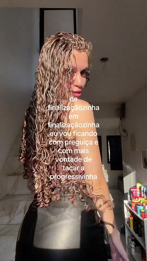 Cabelo cacheado: finalização vs progressiva em prática