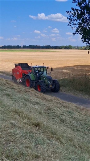 Wie geil die Perspektive einfach aussieht. 😍🔥#Landwirtschaft #spotting #Fendt #724 #Ballenpresse