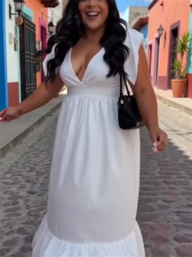 Vestido largo blanco cuello V manga corta falda amplia con volantes elegante de verano. #VestidoBlanco #ModaVerano #VestidoLargo #RopaFemenina #EstiloRomantico