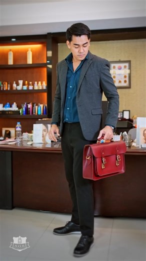 #OfficeOOTD with The Lukas Satchel 👔✨ Which shade’s calling you? Style up, chase your goals, and take us with you👌 Made from vegetable-tanned full-grain cowhide leather. Built to keep up with your everyday hustle (and everything in between)💯 🛒 www.theschoolofsatchel.com #LukasSatchel #TheSchoolOfSatchel #WorkInStyle #satchel #EverydayCarry #SmartStyle #LeatherBags | The School of Satchel