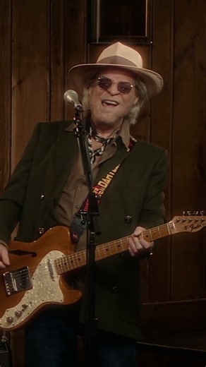 Daryl Hall & Glenn Tilbrook - Tempted (Live From Daryl's House)