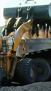 LeTourneau L-1850 Massive Wheel Loader in Action 💪🚜🔥 Pure power on the jobsite! The legendary LeTourneau L-1850 shows why it’s one of the biggest and strongest wheel loaders ever built. Massive bucket, smooth loading, and unstoppable performance. Big machine, big respect. 👉 Follow for more extreme heavy equipment action 💬 Drop a comment if you love giant machines ❤️ Like & share with fellow machinery fans #LeTourneau #fblifestyle #wheelloader🚜💪🔥 | Konstruksi Berat