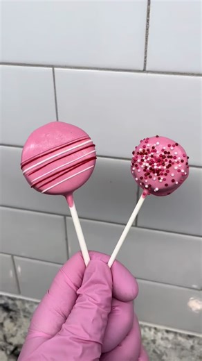 Size difference between the large and small circle popper from @Daisy Makes . . . . . #cakepops #circlepoppers #smallcreator #valentinesday