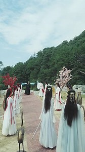 522K views · 14K reactions | Luân hồi thiên đế tập 2 mọi người tải app vdrama trên appstore nhập mã mời FA5C1 để coi nhé, android thì lên web vdramatv chấm vn tải nha mọi người | Ở đây lồng tiếng chứ không review phim | Facebook