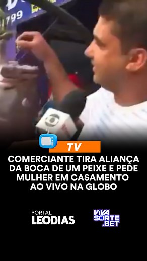 Leo Dias on Instagram: "Bruno, comerciante especialista em peixes, resolveu surpreender a amada em plena Sexta-feira Santa. O carioca, na data de hoje (18/4), pediu a companheira Débora em casamento, ao vivo, na Globo. Enquanto o “Bom Dia Rio” era transmitido, o rapaz escondeu a aliança na boca de um cherne, que pesa aproximadamente 22kg. Com a ajudinha da repórter Luana Alves, preparou o momento romântico e tirou o anel do peixe, cujo quilo custa cerca de R$ 80 reais. “Quer casar comigo?”. A fu