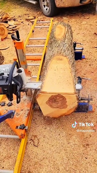 Red oak ruff cut chainsaw milled lumber on the pm14 farmmac f660vw stihl ms660 clone saw #neotec #majorpixsaws #ms660 #norwoodpm14 #chainsawmilling #logstolumber #stihl #farmmac660vw