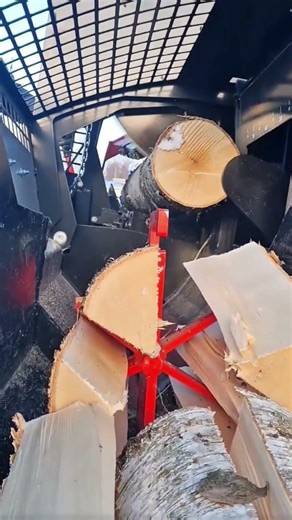 Efficient Wood Splitting Using an Industrial Multi Blade Hydraulic Machine