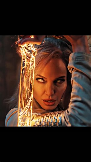 Rk Roshan | 日本利用压电瓷砖将脚步转化为电能。这些瓷砖捕捉来自你脚步的动能。当你行走时，你的重量和动作会对瓷砖产生压力。瓷砖会轻微弯曲，从而产生机械应力。瓷砖内部的压电材料将这种应力转化为电能。每一步都会产生少量电荷，而数百万步结合在一起就能产生足够的电 力来驱动 LED... | Instagram