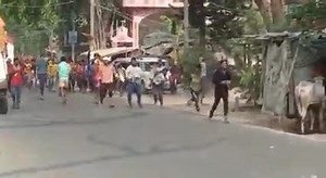 56K views · 1K reactions | बिहार पुलिस पर फूल बरसाते देशप्रेमी अग्निवीरों का समूह, काश ये मुल्ले होते तो पुलिस को इनके सीने पर गोलियां दागने में संकोच नहीं करना पड़ता  | Demotic News | Facebook