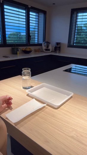 🔥 Un sopalin, quelques feutres… et tes dessins d’Halloween prennent vie au contact de l’eau ! 💧✨ Pour cette première activité spéciale Halloween 🍂, je te propose une petite expérience magique, simple à préparer et bluffante pour les enfants. 👉 Le principe : 1. Plie une feuille de sopalin en deux. 2. Sur la partie du dessus, dessine uniquement les contours (par ex. une citrouille 🎃). 3. Sur la partie du dessous, ajoute les détails : yeux, bouche, couleurs 🖍️. 4. Plonge la feuille dans l’eau