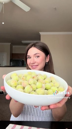 FROZEN CANDY GRAPES 💚 Ingredients: 3 1/2 cups seedless green grapes (530 g) 1 lime juiced (~2 tbsp) 1 0.6oz package Jell-O mix - I use sugar free pink starburst flavor Instructions: 1. Wash and dry the grapes and line a baking sheet or tray with parchment paper. 2. Add the grapes to a bowl and add the lime juice, stirring to coat all of the grapes. 3. Add jell-o mix to a small bowl. Working in small batches (I do about 4-6 grapes at a time), roll the grapes in the jell-o until thinly coated and