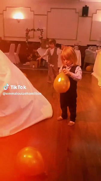 wedding dance moves 🩵 #weddingday #dancefloor #balloons #dance #putyourhandsup