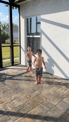 It's always fun to play with a water hose! 😁😀#kids #twins #fun #waterhose #kidsplaying #kidsplay #funtime #WaterPlay #adorable #kids | Patricia Figueroa