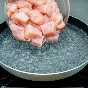 253K views · 2K reactions | Tocmai am gasit cel mai ingenios mod de a gati piept de pui! Ingrediente: apă: 1 l piept de pui: 2 buc ouă: 4 buc smântână: 200 g sare: 5 g piper negru: 2 g mozzarella: 200 g ceapă: 1 buc roșii: 1 buc parmezan: 50 g | Savuros.TV | Facebook